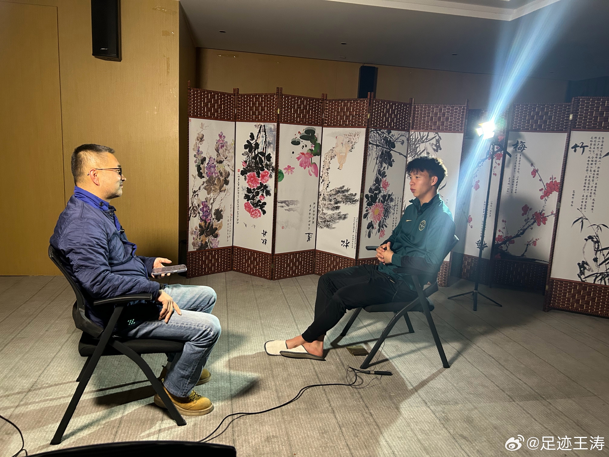 記者：王鈺棟視韋世豪為偶像&想加他微信，現(xiàn)進了國足不知加到?jīng)]