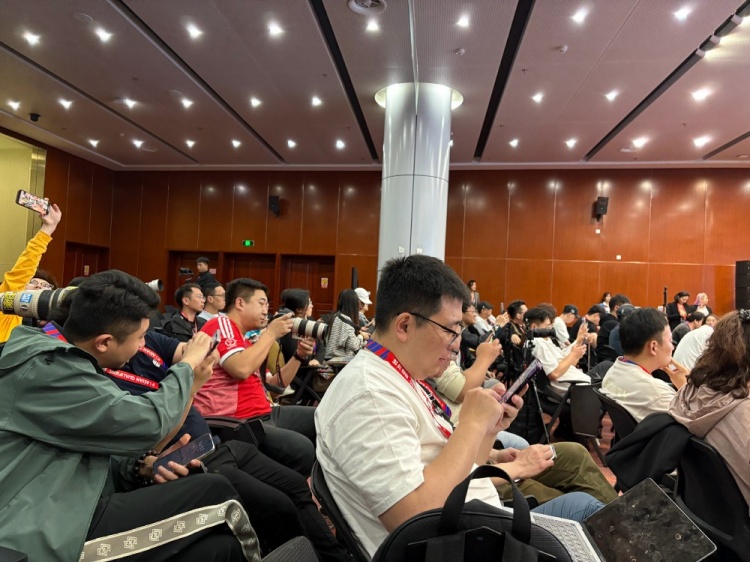 萬眾矚目！記者擠滿國足賽前新聞發(fā)布廳，賽場記者預計超300人